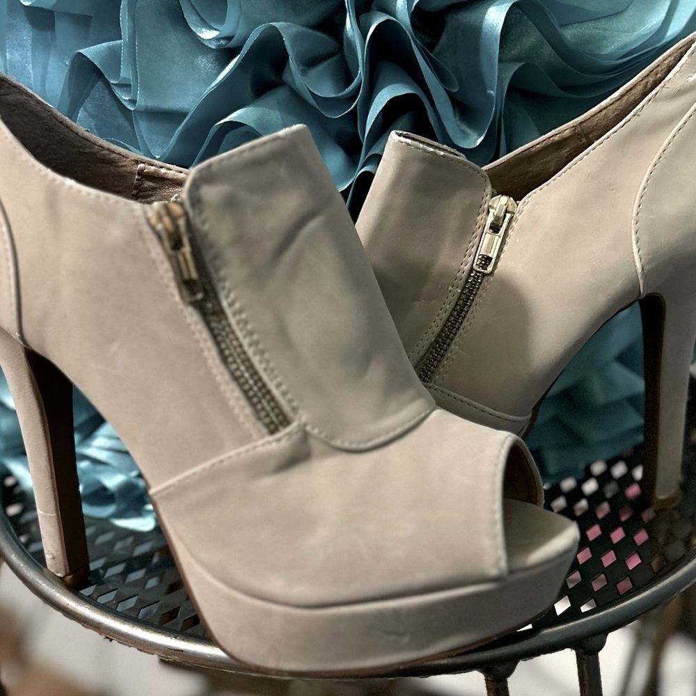 Rue21 cream/tan heels size 10 worn maybe once great condition